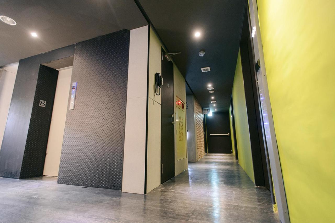 Kiwi Express Hotel-Taichung Station II Екстер'єр фото