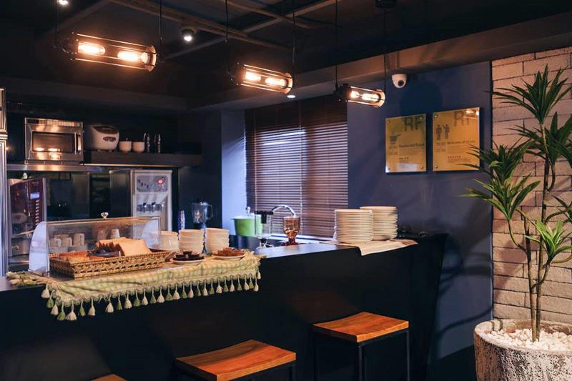 Kiwi Express Hotel-Taichung Station II Екстер'єр фото