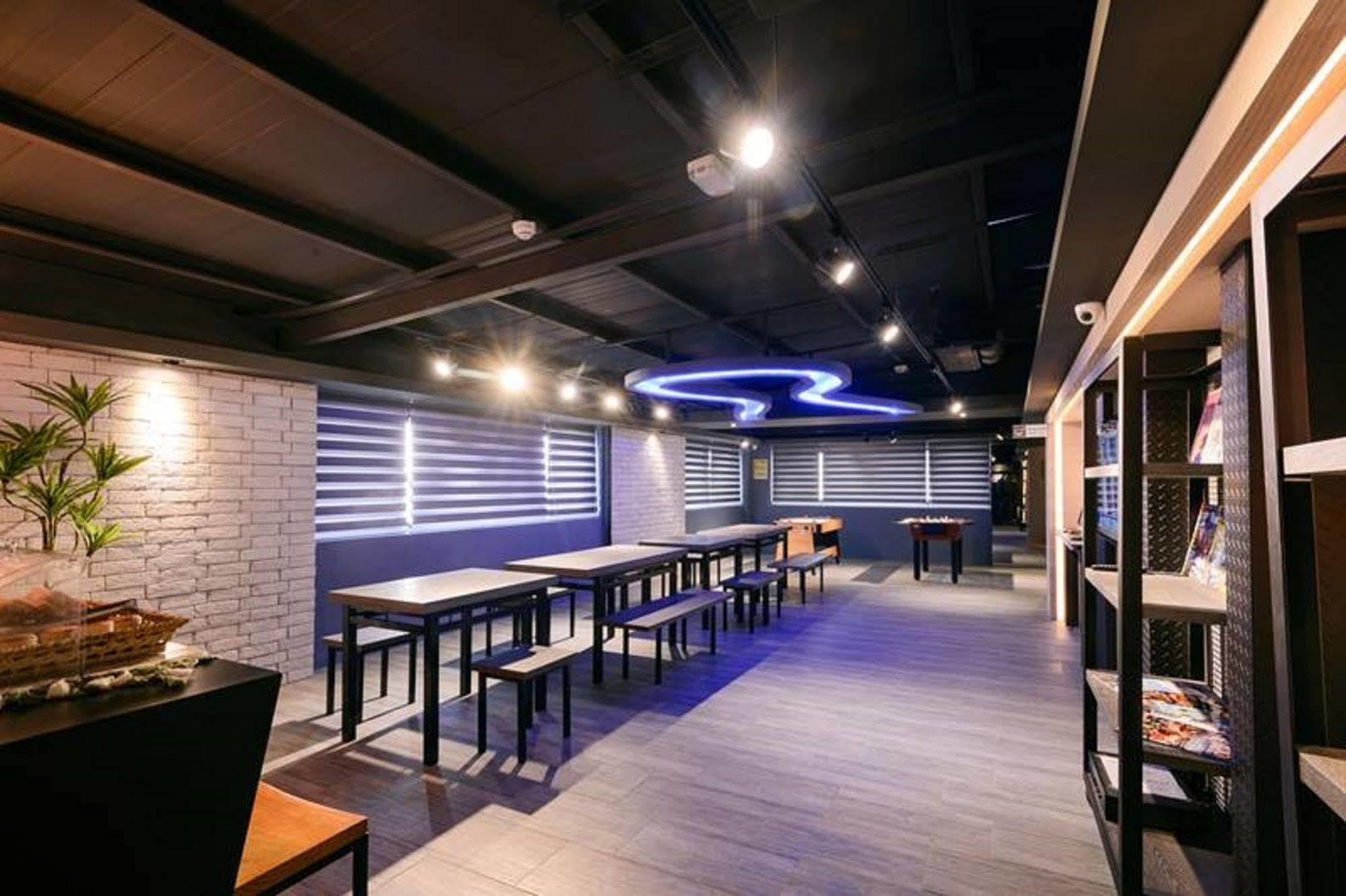 Kiwi Express Hotel-Taichung Station II Екстер'єр фото