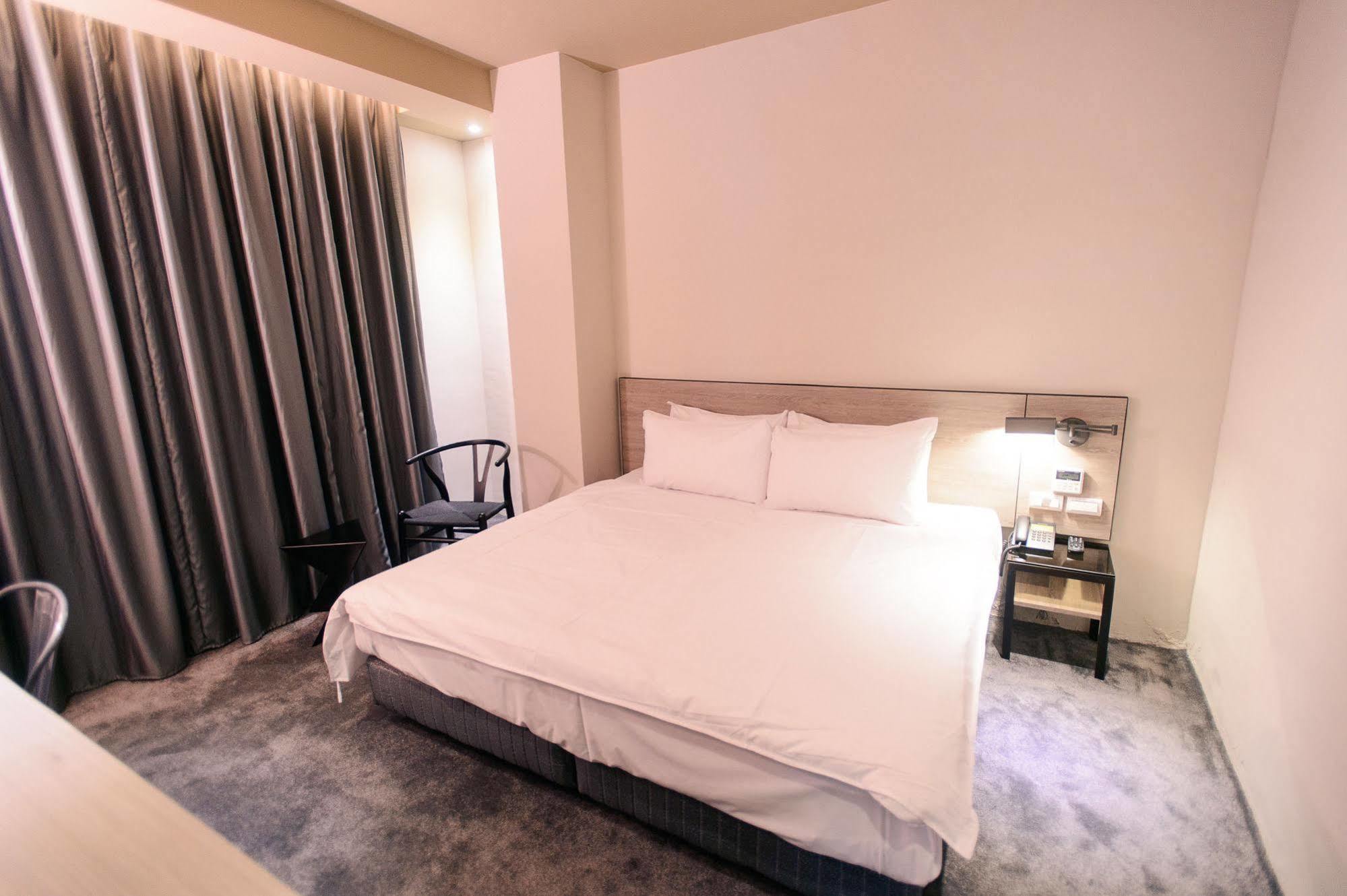 Kiwi Express Hotel-Taichung Station II Екстер'єр фото