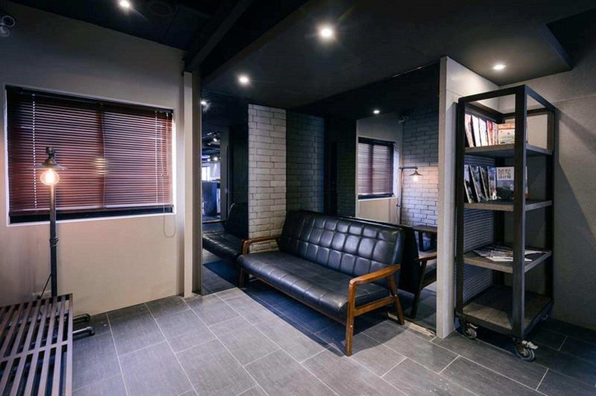Kiwi Express Hotel-Taichung Station II Екстер'єр фото