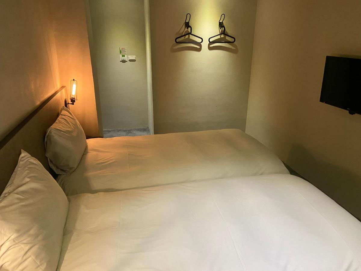 Kiwi Express Hotel-Taichung Station II Екстер'єр фото