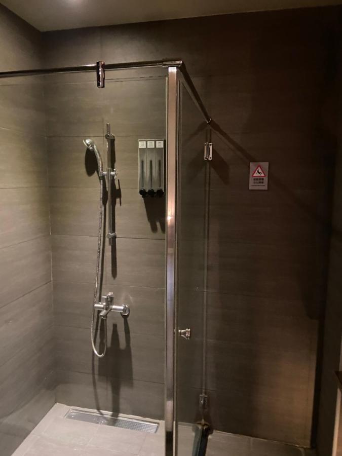 Kiwi Express Hotel-Taichung Station II Екстер'єр фото