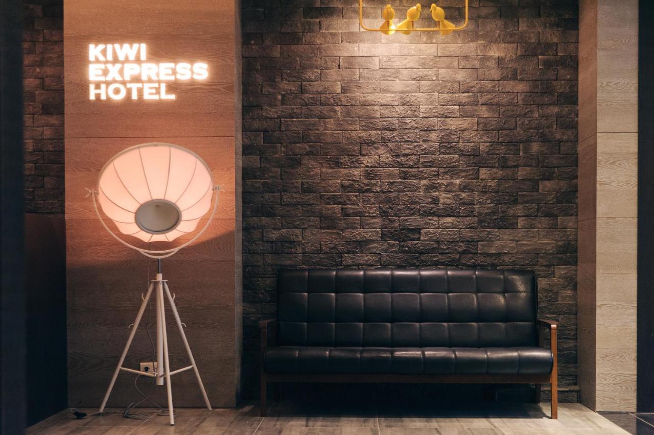 Kiwi Express Hotel-Taichung Station II Екстер'єр фото